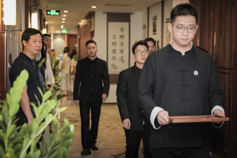 罗湖区委统战部副部长、工商联党组书记叶志伟一行到摩登7娱乐调研