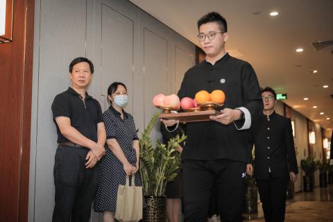 罗湖区委统战部副部长、工商联党组书记叶志伟一行到摩登7娱乐调研