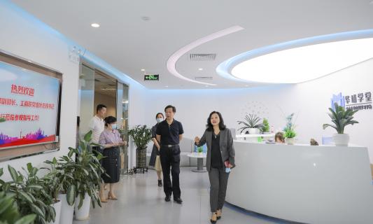 罗湖区委统战部副部长、工商联党组书记叶志伟一行到摩登7娱乐调研