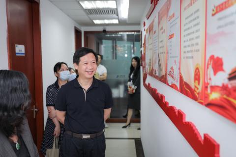 罗湖区委统战部副部长、工商联党组书记叶志伟一行到摩登7娱乐调研
